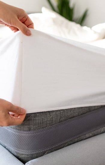 Changing,Bed,Sheets.,Woman,Is,Putting,On,A,Fitted,White